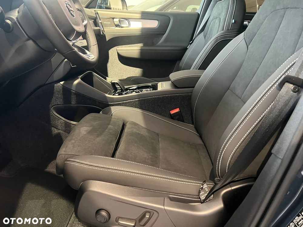 Volvo XC 40 B4 B DKG Ultra Black Edition - 16