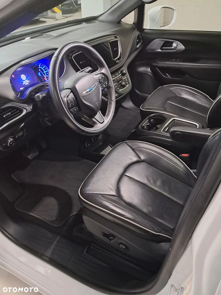 Chrysler Pacifica - 12