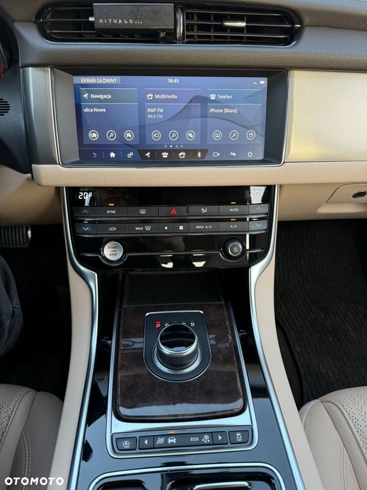 Jaguar XF 20d Portfolio - 15