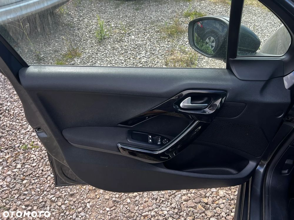 Peugeot 208 - 23