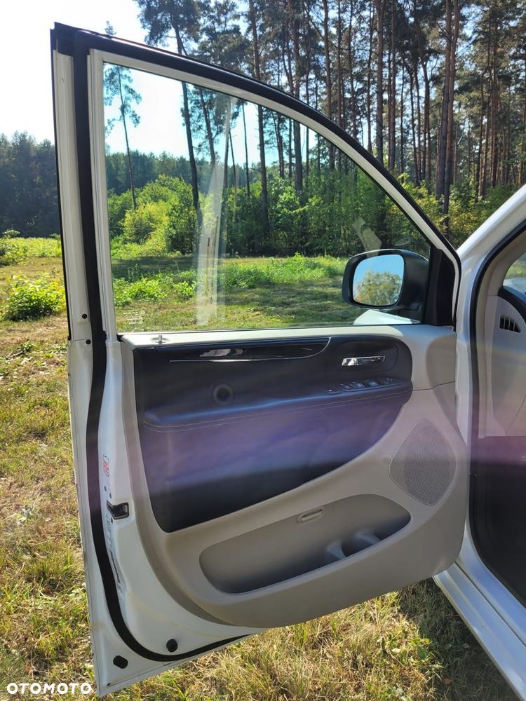 Chrysler Town & Country - 19