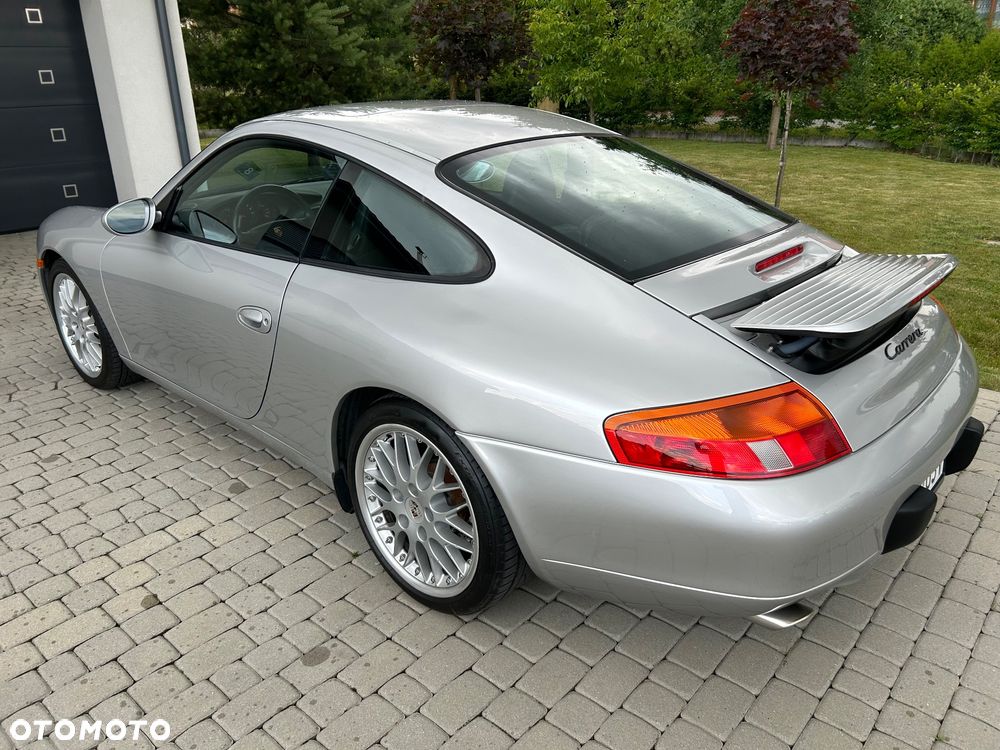 Porsche 911 Carrera - 4