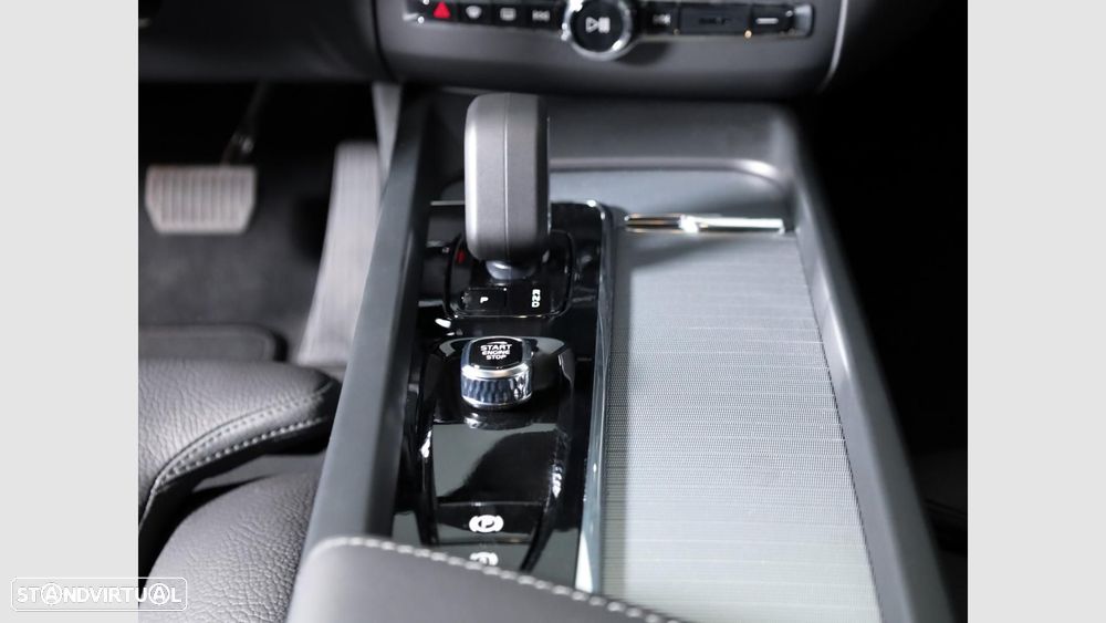 Volvo XC 60 2.0 T6 PHEV Plus Dark AWD — fotografia 14