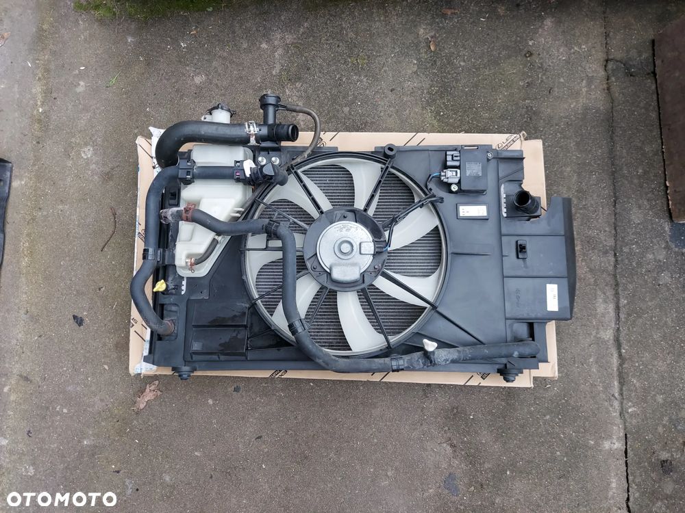 Toyota Yaris III 17- Hybrid Komplet Chłodnic Wentylator Oryginał - 1