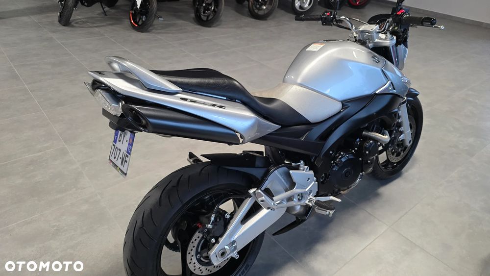 Suzuki GSR - 25