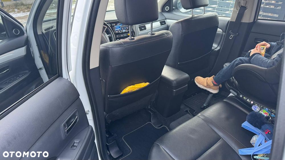 Mitsubishi Outlander Instyle NAVI + - 7