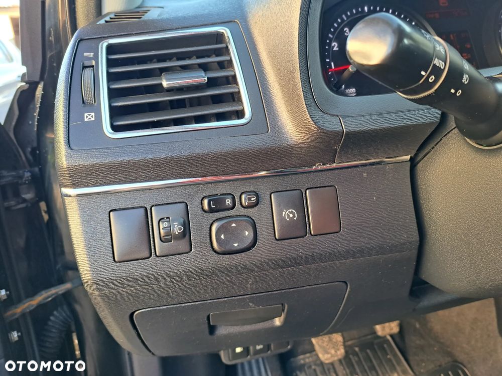 Toyota Avensis 1.8 Premium - 12