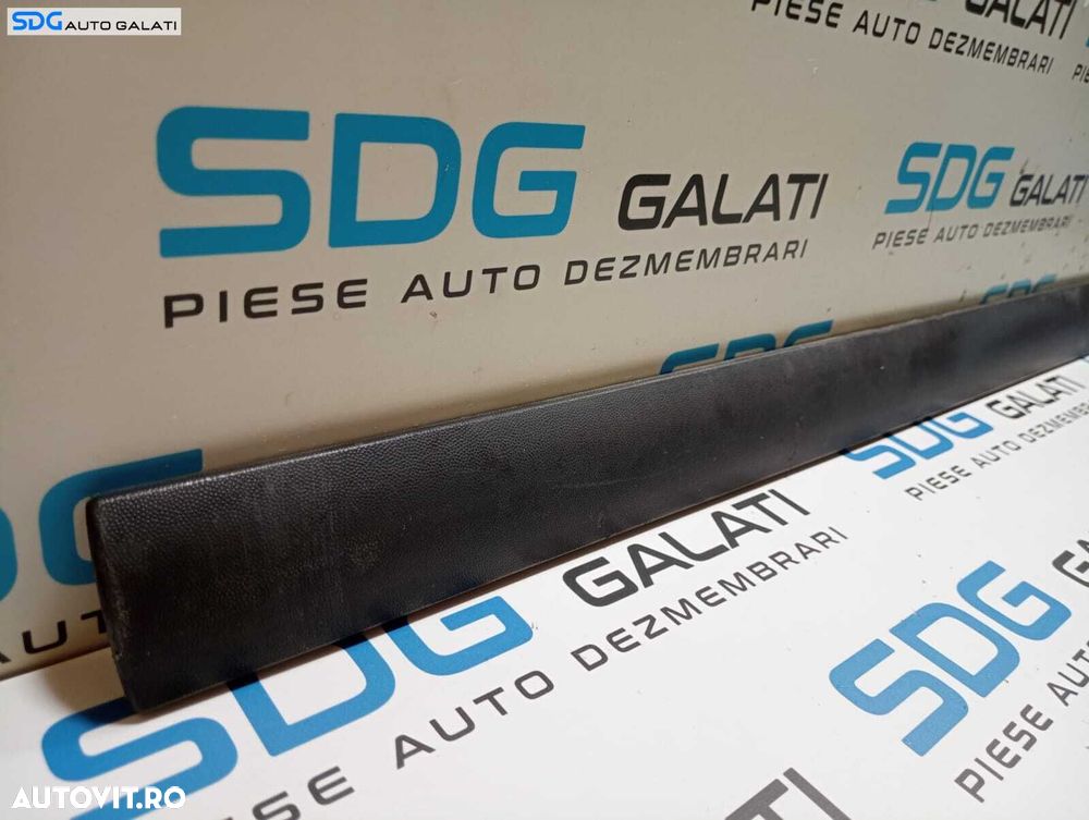 Bandou Ornament Plastic Inferior de pe Usa Portiera Dreapta Fata Skoda Octavia 2 2004 - 2013 Cod 1Z0853516C [M6598] - 2