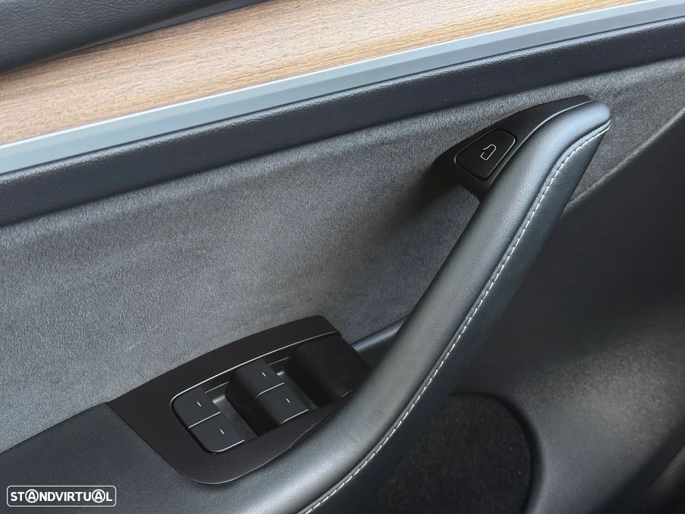 Tesla Model Y Performance Dual Motor AWD - 19