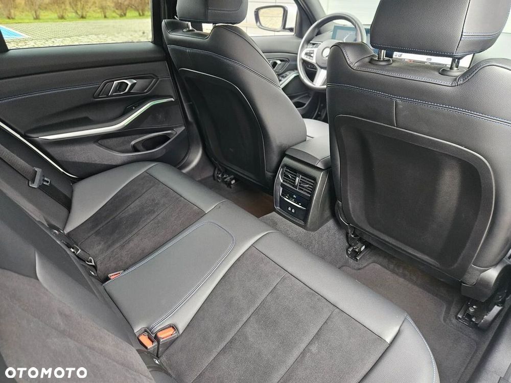 BMW Seria 3 320i xDrive M Sport - 29