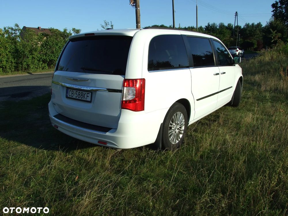 Chrysler Town & Country - 4