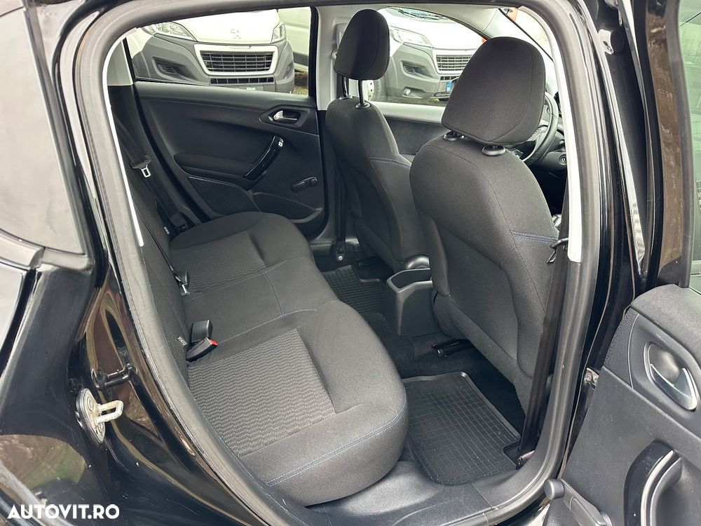 Peugeot 208 1.2 L PureTech Style - 9