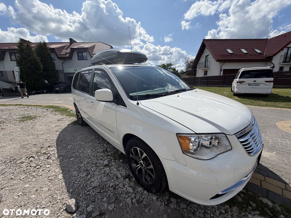 Chrysler Town & Country - 7