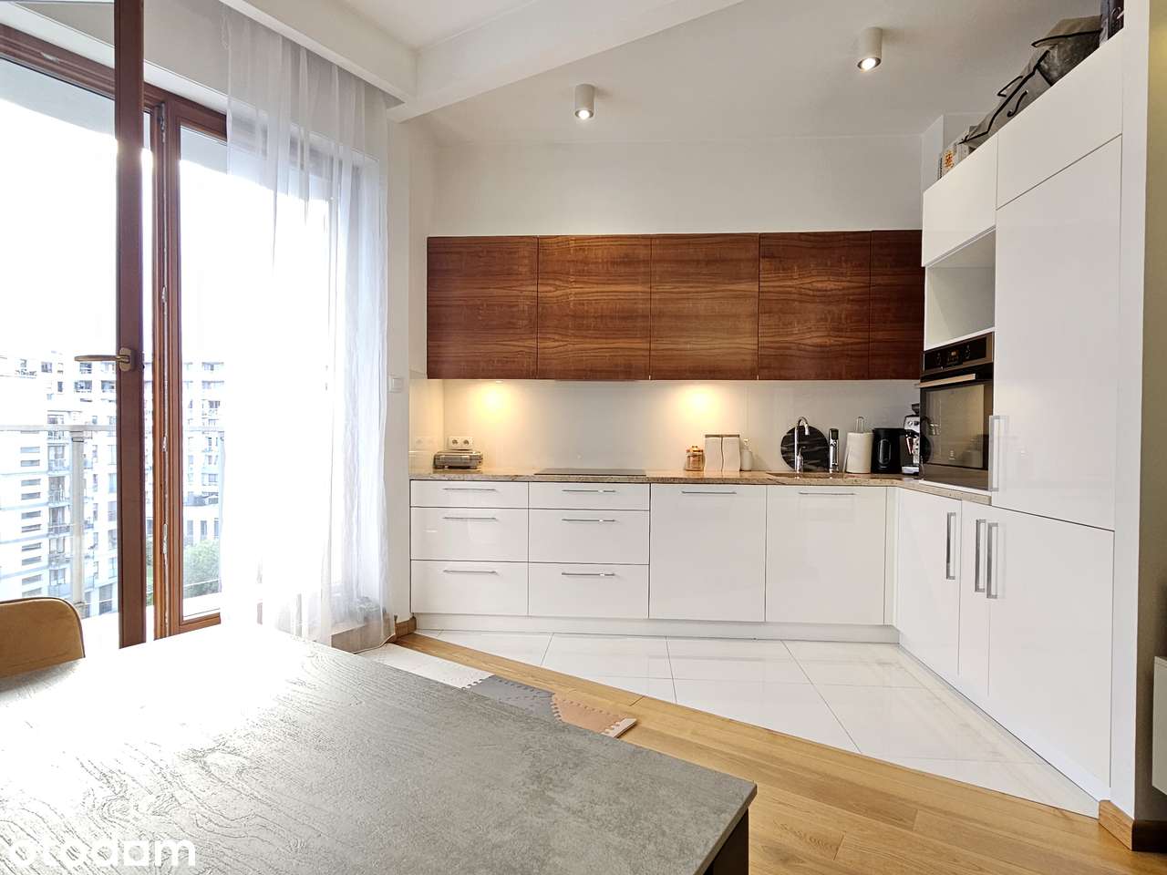 Styl, przestrzeń, zieleń – wyjątkowy apartament na topowym 6. piętrze