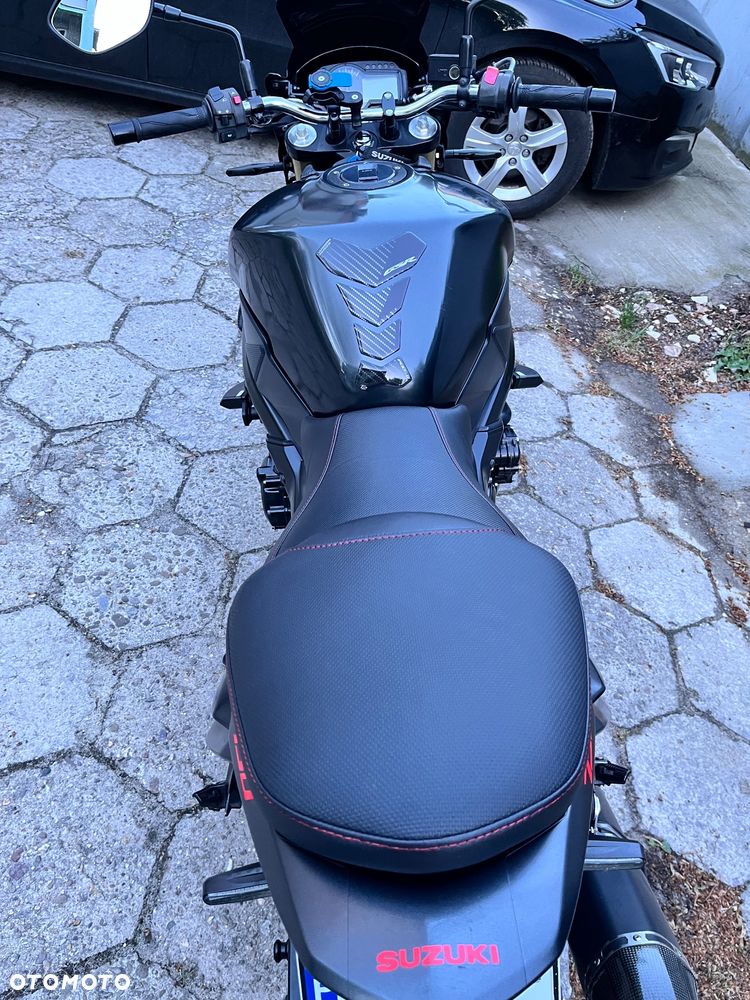 Suzuki GSR - 6