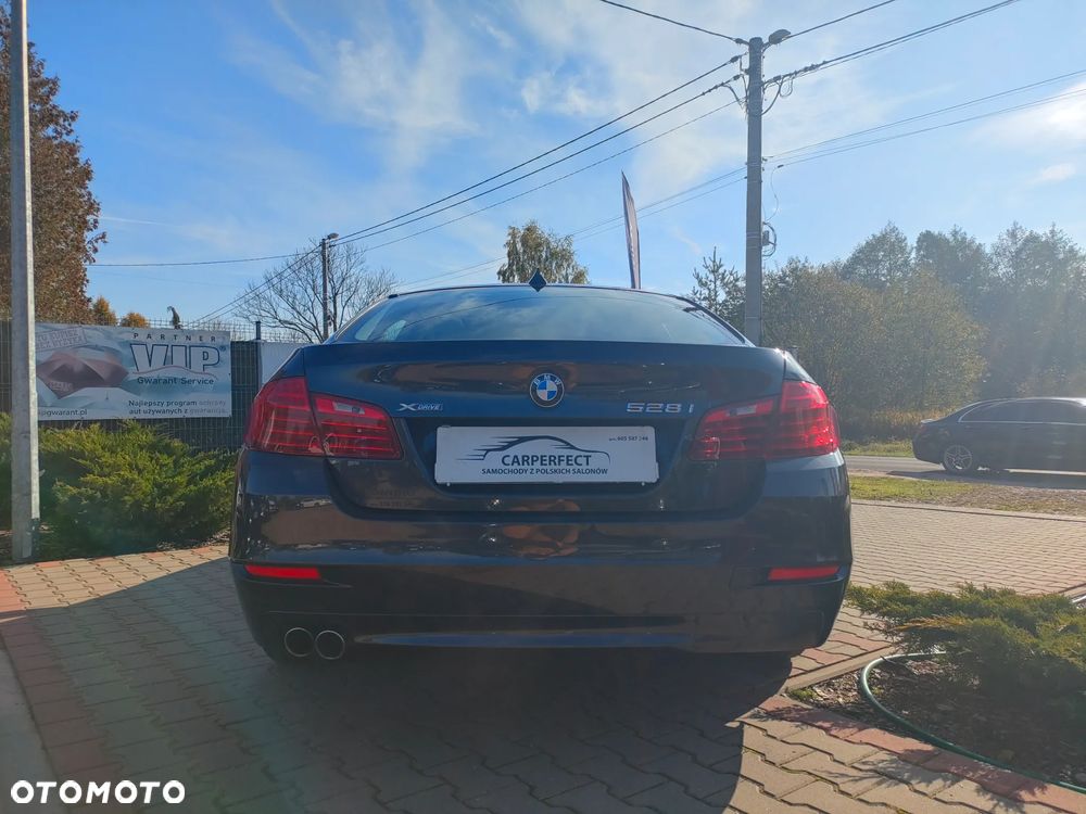 BMW Seria 5 528i Luxury Line - 10