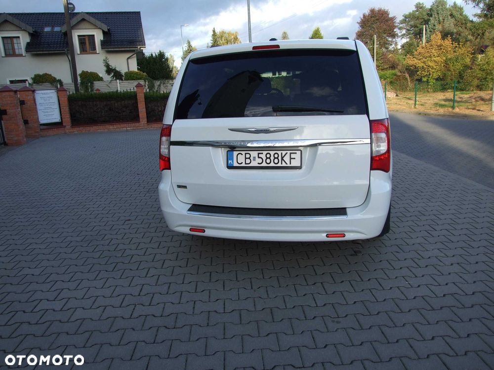 Chrysler Town & Country - 11