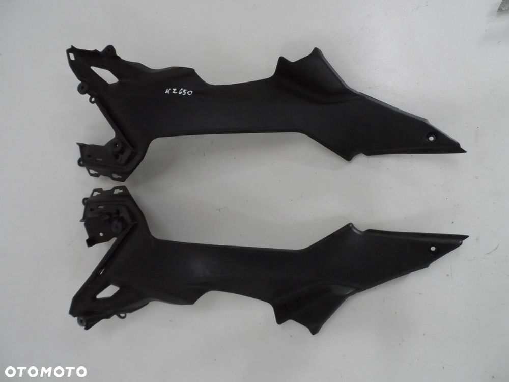 Kawasaki Z650 osłona plastikowa boczek zaślepka P,L - 1