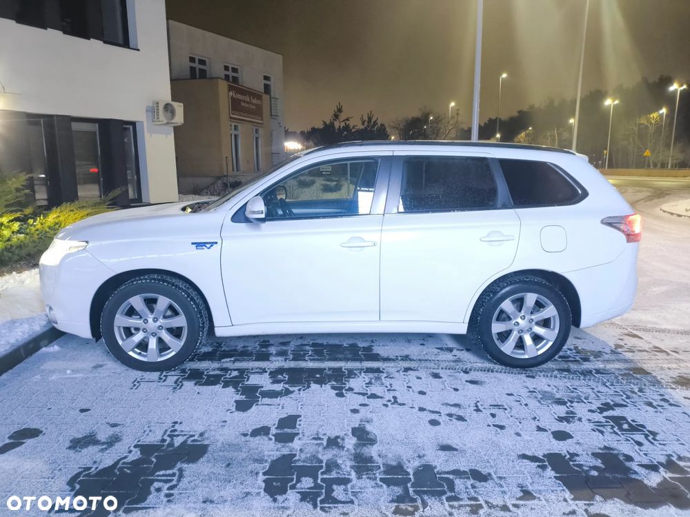 Mitsubishi Outlander Instyle NAVI + - 29