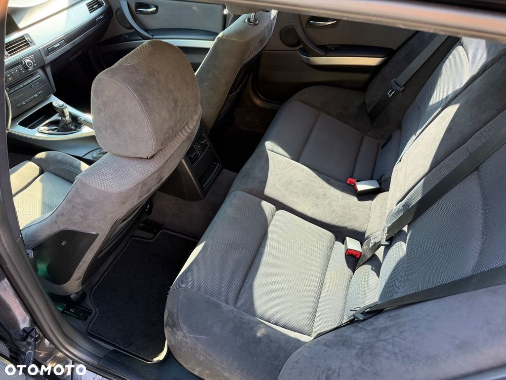 BMW Seria 3 318d Sport Line - 25