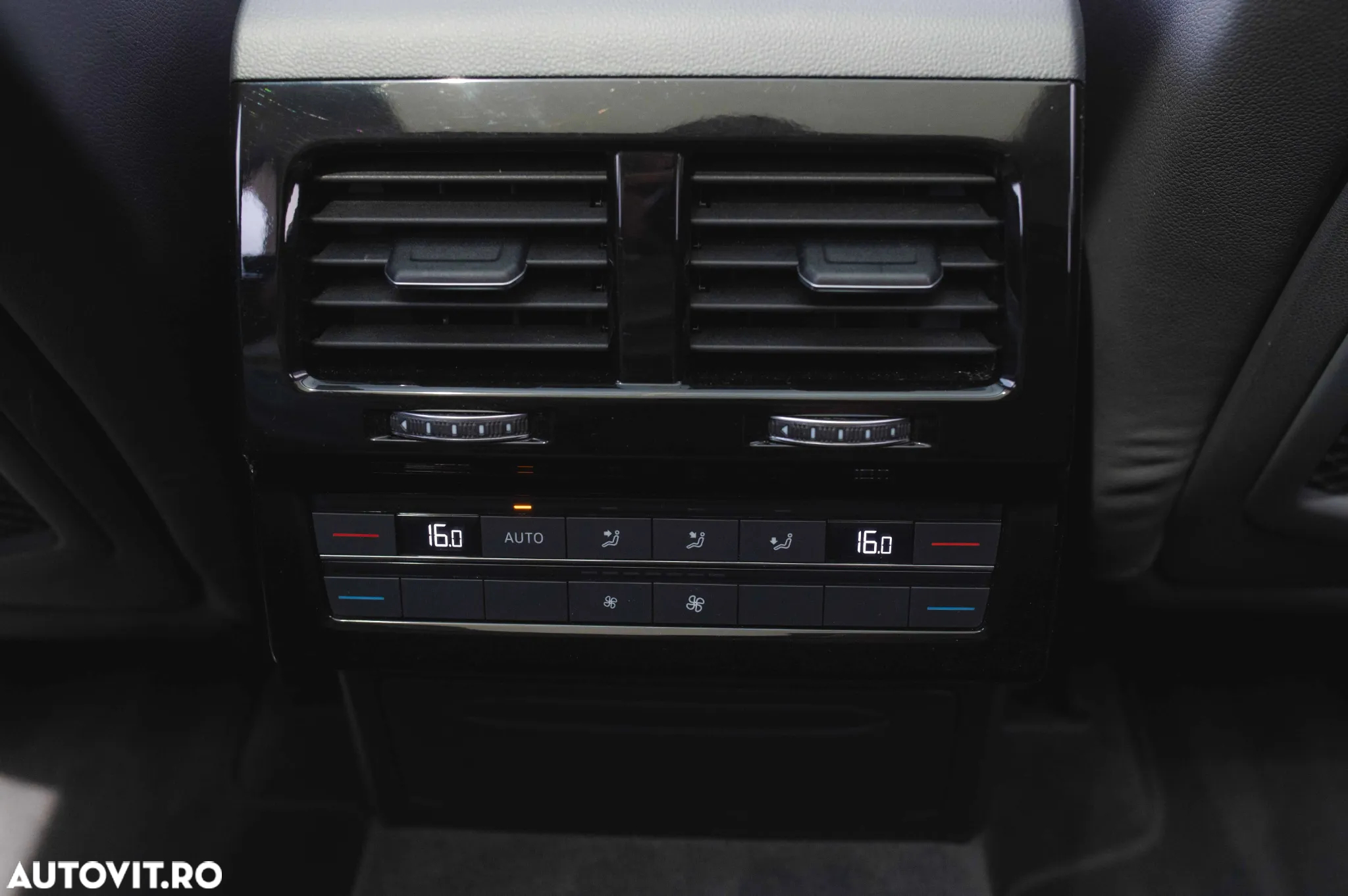 Volkswagen Touareg V6 TDI 4MOTION Elegance - 28