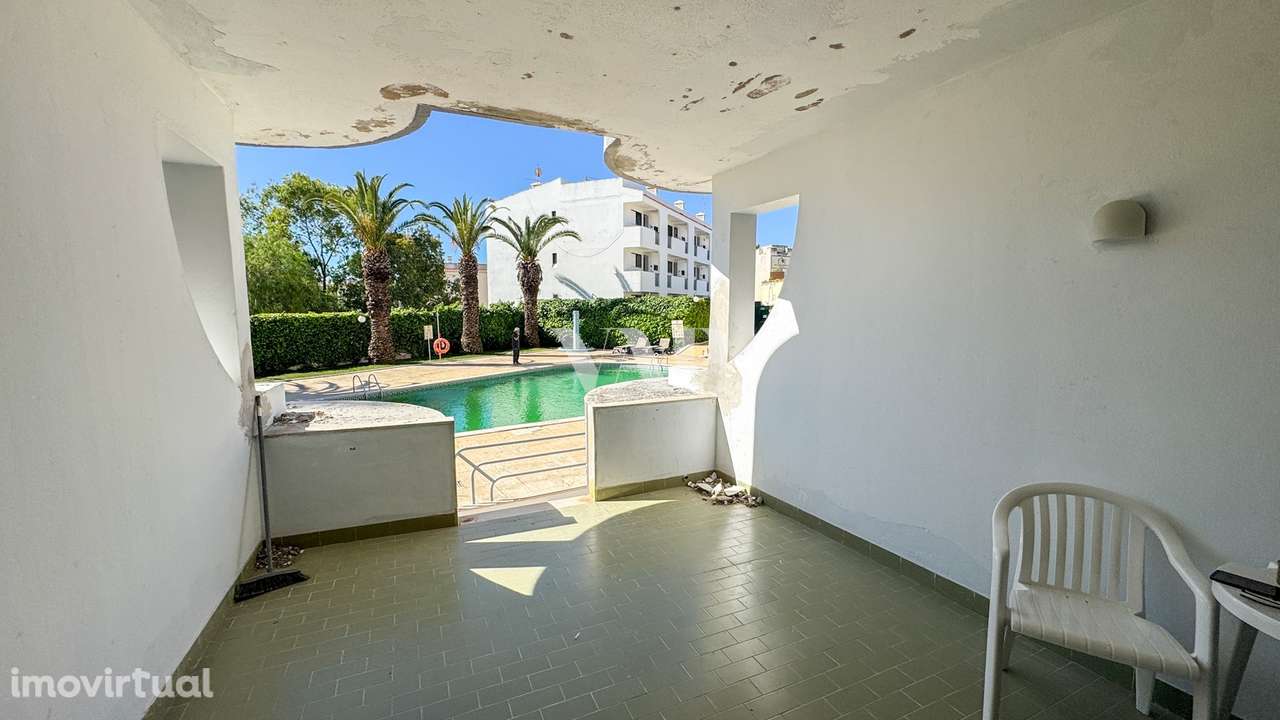 Apartamento T0 com varanda ampla e acesso direto à piscina a 250m da p - Grande imagem: 4/16