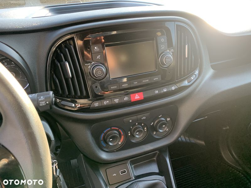 Fiat DOBLO VAN 3 osobowy VAT-1 Homologacja cięż. MOCNY SILNIK 1.6 MultiJet, 105KM Emisja spalin Euro6, Skrzynia biegów 6-cio stopniowa! ORYGINALNA ZABUDOWA PAKI, BOCZNE DRZWI PRZESUWNE, RADIO Z EKRANEM DOTYKOWYM , MULTIFUNKCYJNA KIEROWNICA - 41
