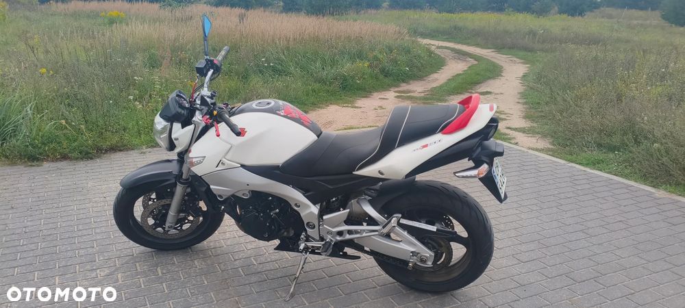 Suzuki GSR - 1