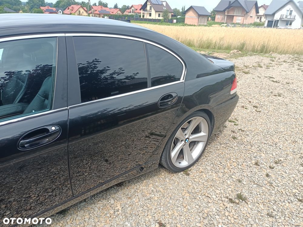 BMW Seria 7 745i - 8