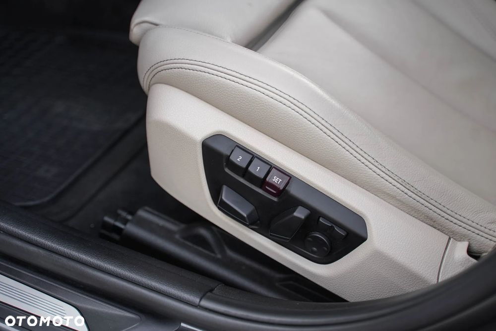 BMW Seria 3 335i Sport-Aut Sport Line - 27