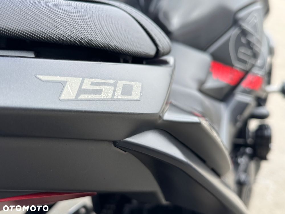 Suzuki GSR - 24