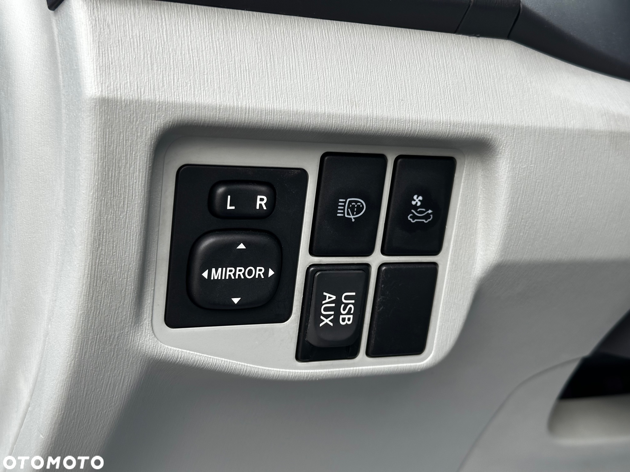 Toyota Prius (Hybrid) Executive - 17