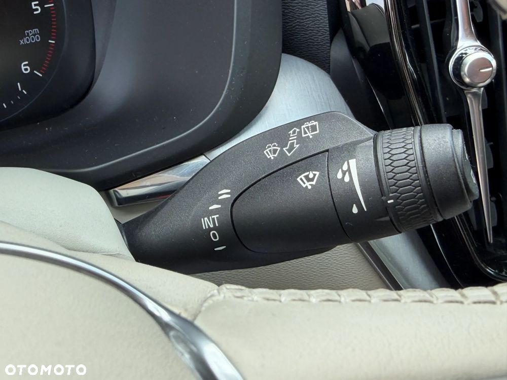 Volvo XC 60 B4 D AWD Momentum Pro - 26
