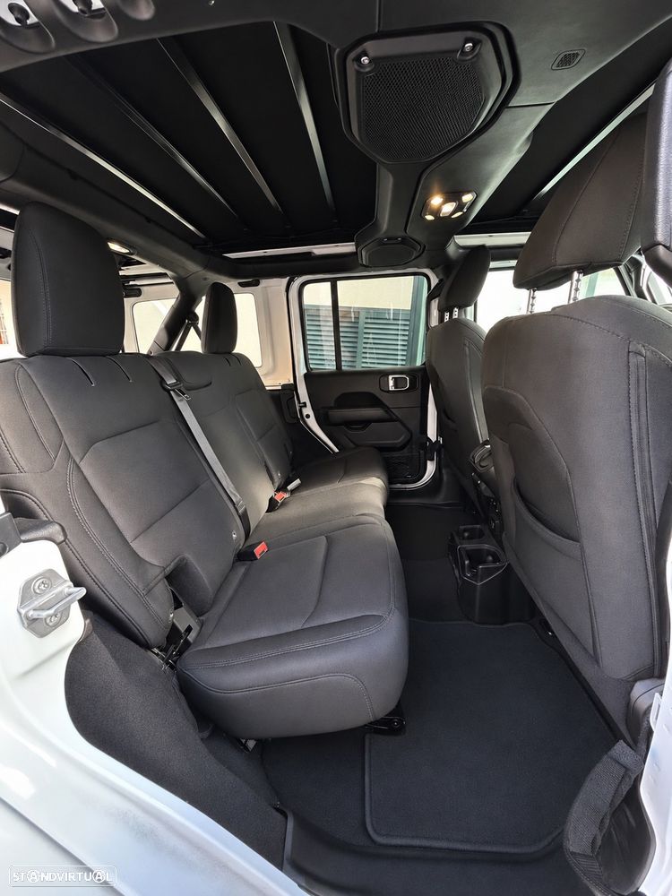 Jeep Wrangler Unlimited 3.8 Auto Sahara - 9
