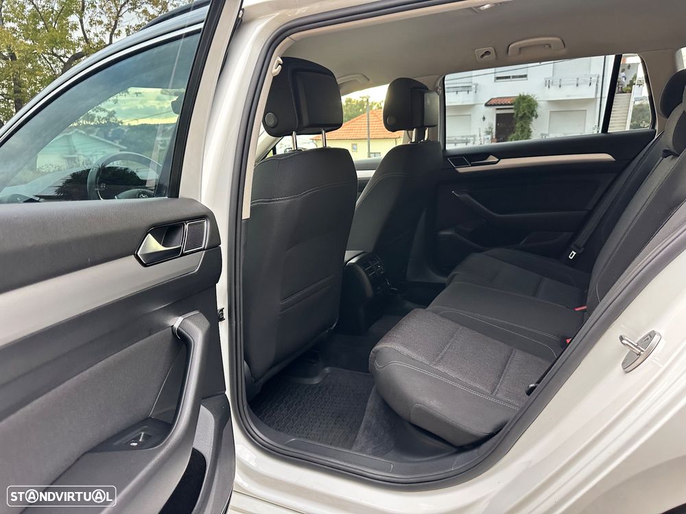 VW Passat Variant 2.0 TDI R-Line - 28