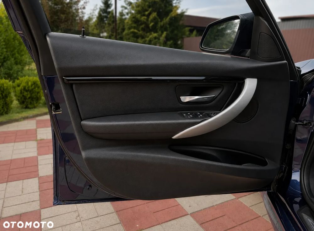 BMW Seria 3 330i M Sport - 11