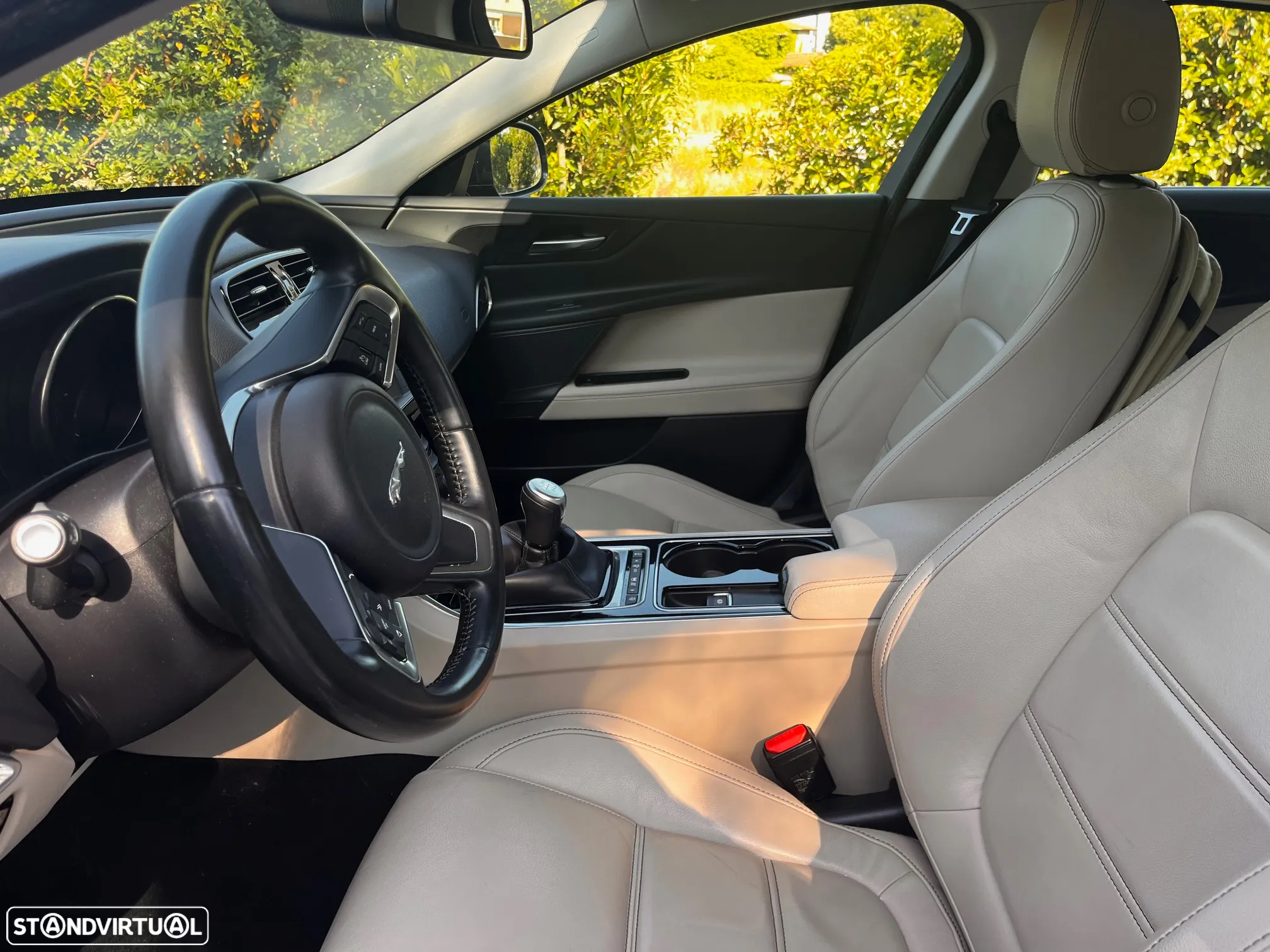 Jaguar XE 2.0 D Prestige - 6