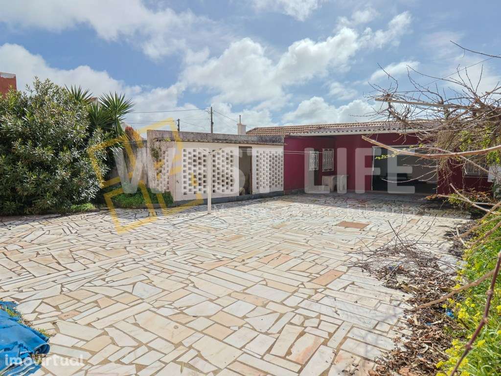 Moradia T5 com traços típicos dos anos 60 - Jardim e terraço com vi... - Grande imagem: 4/37