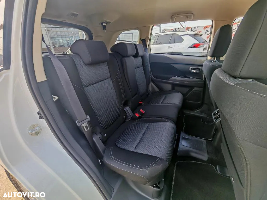 Mitsubishi Outlander 2.4 4WD Plug-In Hybrid Plus - 16
