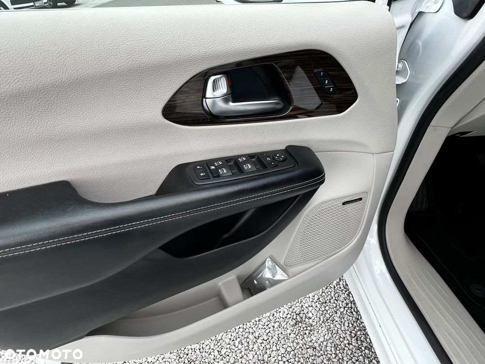 Chrysler Pacifica - 12