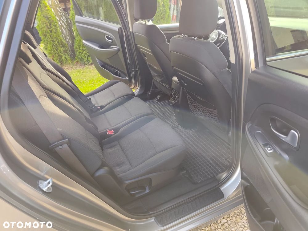 Kia Carens 1.7 CRDi 115 UEFA EURO 2016 - 14