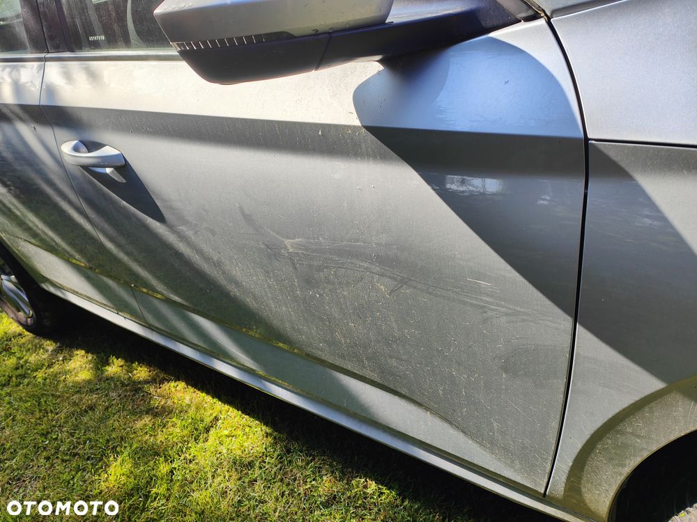 Drzwi prawy przód  Śkoda Kamiq srebrne demontaż kompletne - 2