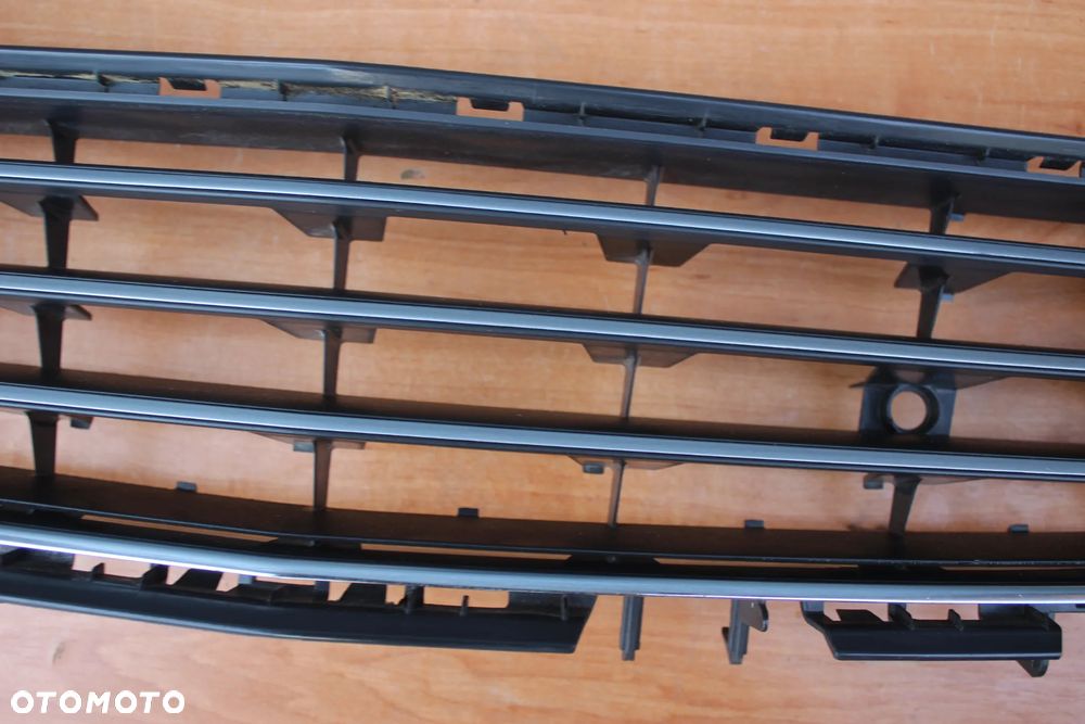 DOLNA KRATKA ŚRODKOWA ZDERZAKA OPEL ASTRA H PO LIFT BARDZO ŁADNA - 3