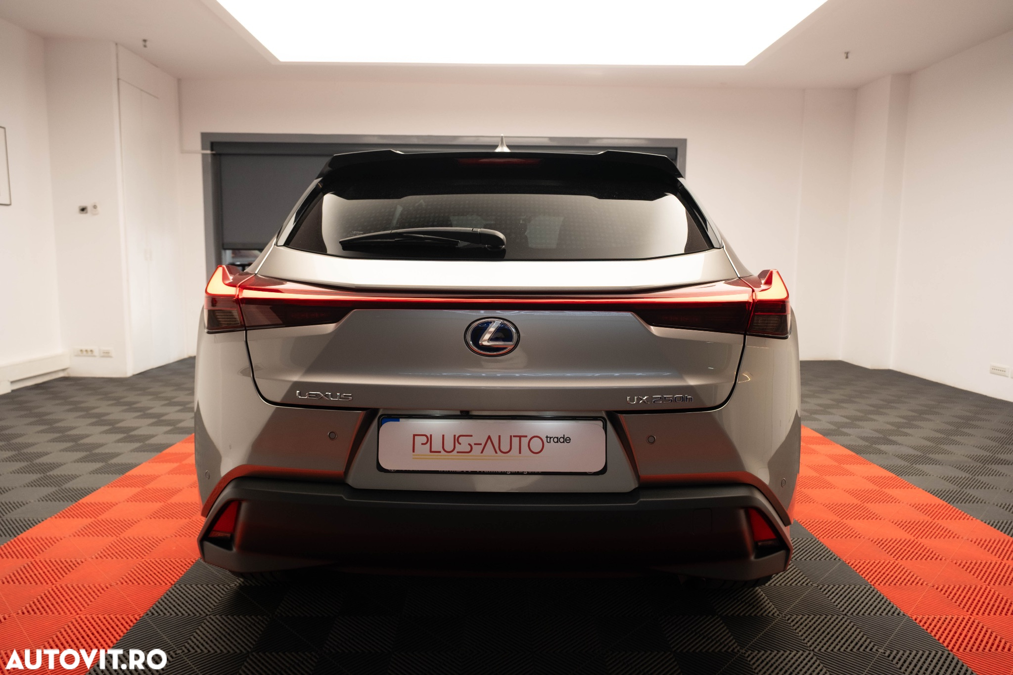 Lexus UX 250h FWD Executive - 14