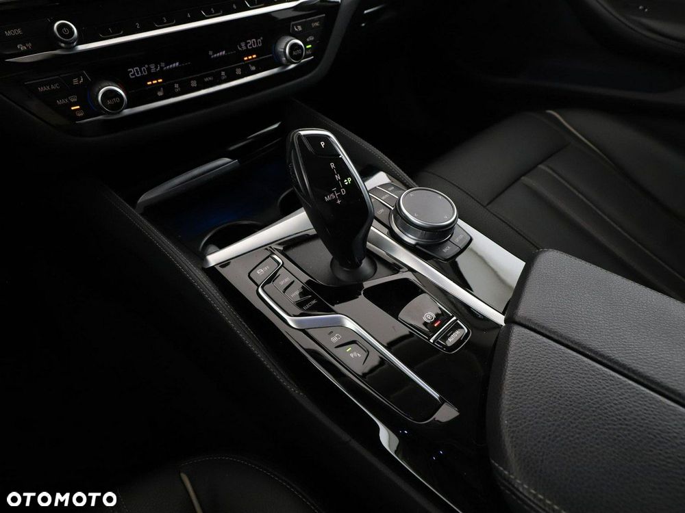 BMW Seria 5 520e Luxury Line - 32