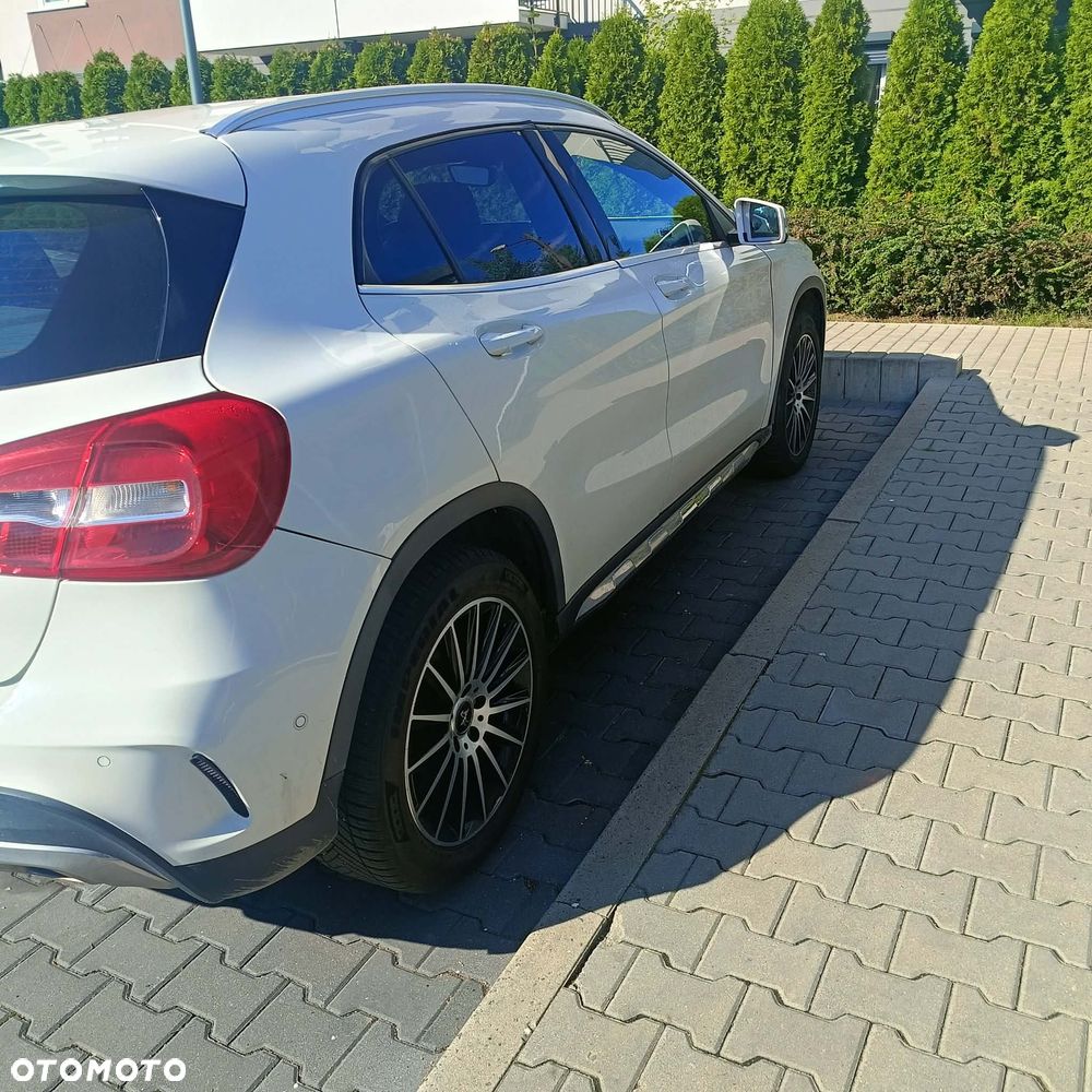 Mercedes-Benz GLA 180 d AMG Line - 3