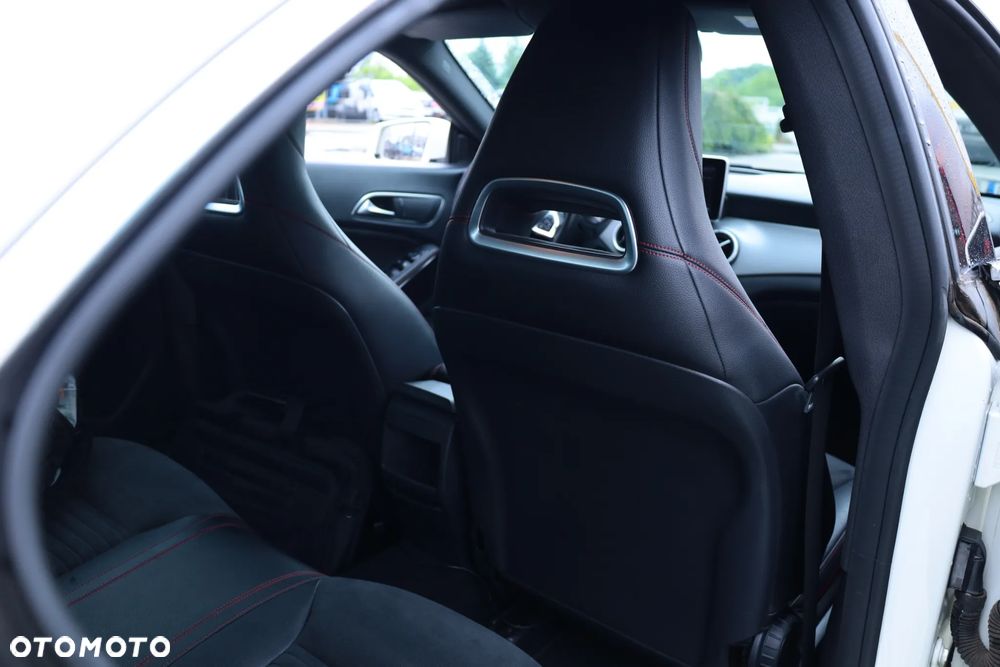 Mercedes-Benz CLA 180 AMG Line - 28