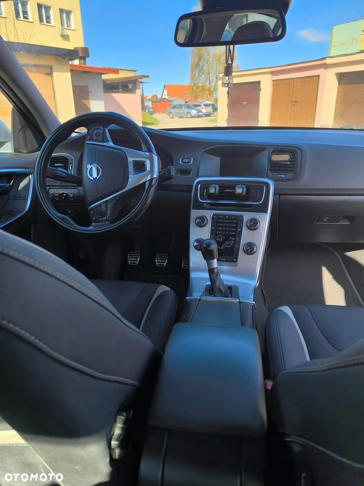 Volvo S60 D3 R-Design - 4
