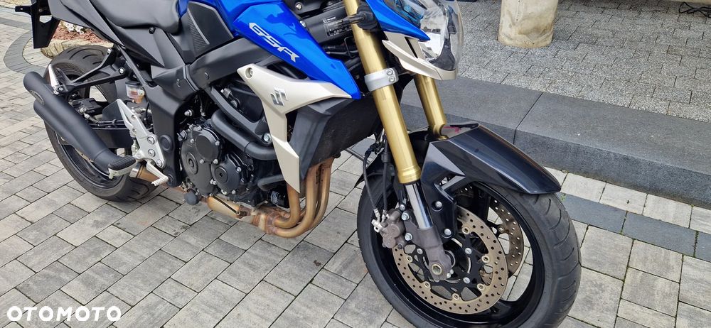 Suzuki GSR - 11