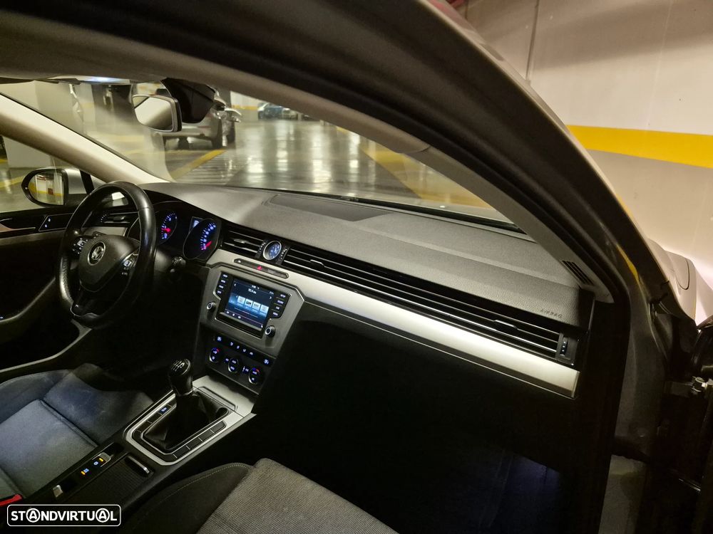 VW Passat Variant 2.0 TDI Trendline - 27